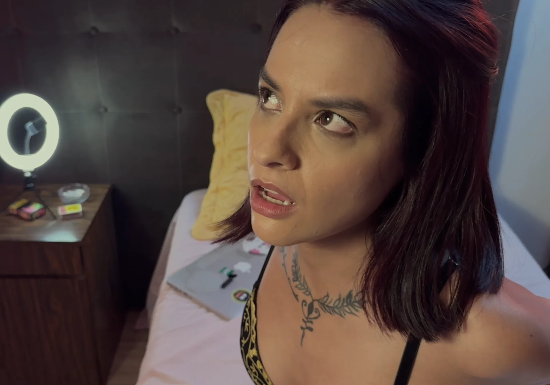 Still promocional do filme ENGAGE, produção adulta distópica da Xplastic com estética cyberpunk