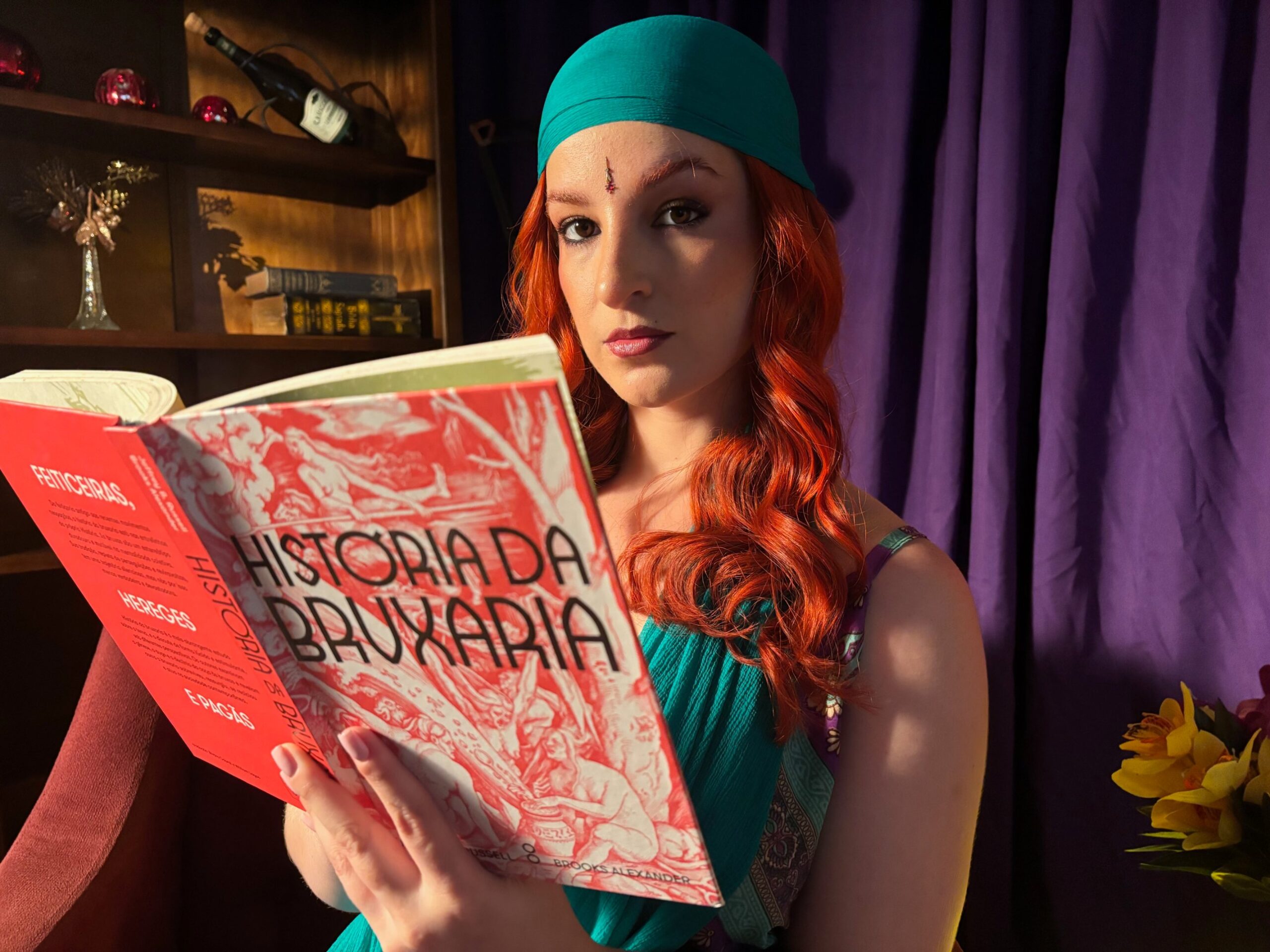 Orange Girl de lenço turquesa lendo o livro História da Bruxaria em Bruxinha Safada — Quente Club