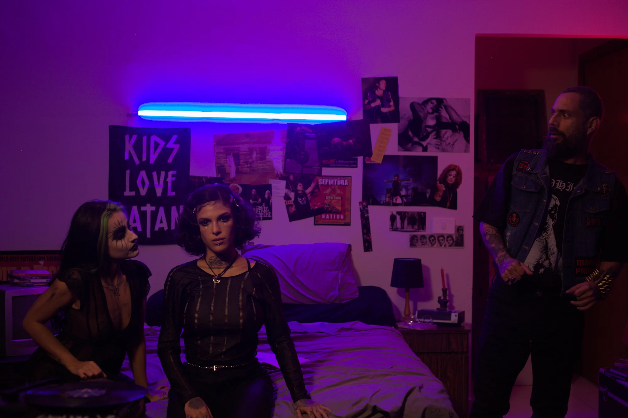 Invocação (2023): A Entidade (Lady Milf), Maya (Qween) e Vlad (Mário) no quarto