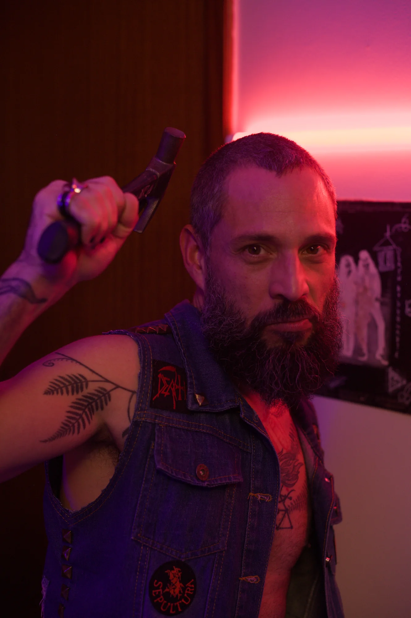 Invocação (2023): Vlad (Mário) ergue o martelo