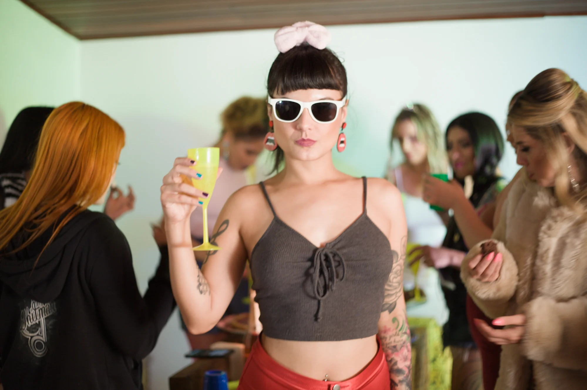 Mia Cherry de óculos escuros brancos e top marrom em cena de Party Girls Hard — Quente Club